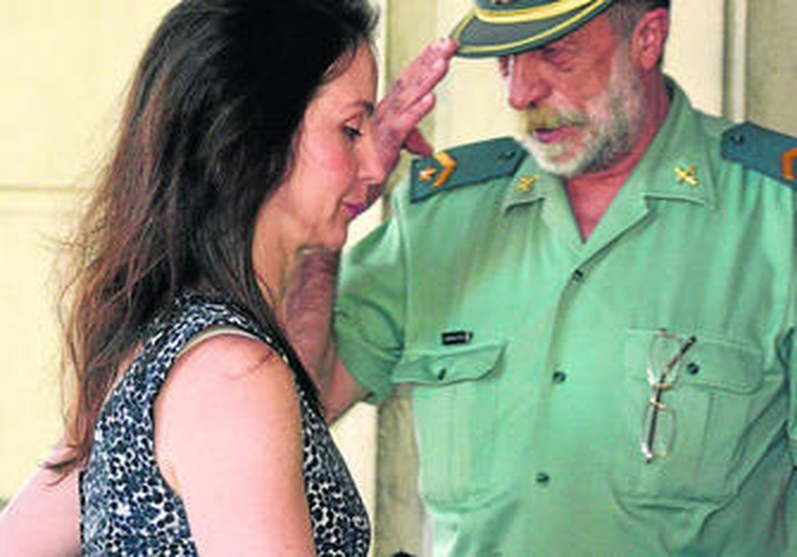 Un guardia civil saluda a la juez Mercedes Alaya, a su llegada a los juzgados de Sevilla.