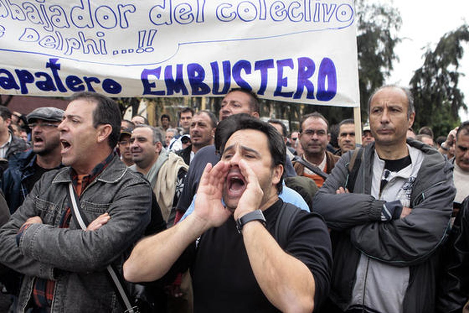 Ex trabajadores de Delphi y de los Astilleros sevillanos se manifiestan en el Parlamento andaluz. /Juan Carlos Muñoz