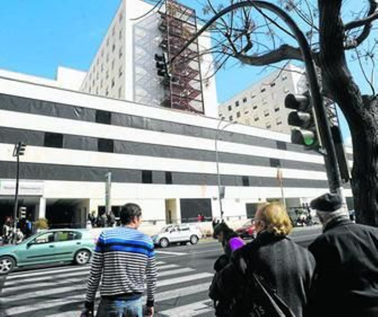Una imagen del acceso al hospital Puerta del Mar, en la avenida Ana de Viya.