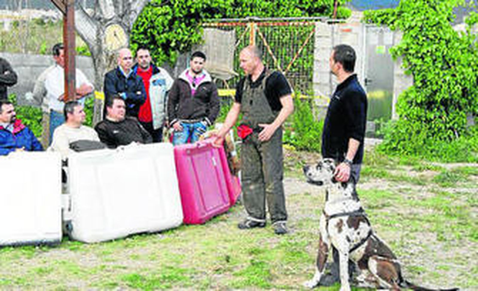 1. El gerente del Grupo de Adiestramiento Canino Cerro Lobos Seguridad da las primeras instrucciones a los vigilantes durante las clases prácticas. 2. Con el perro en el terreno de las prácticas, José Antequera realiza pequeños ejercicios de demostración. 3. La práctica final fue una demostración con un perro y un posible delincuente.