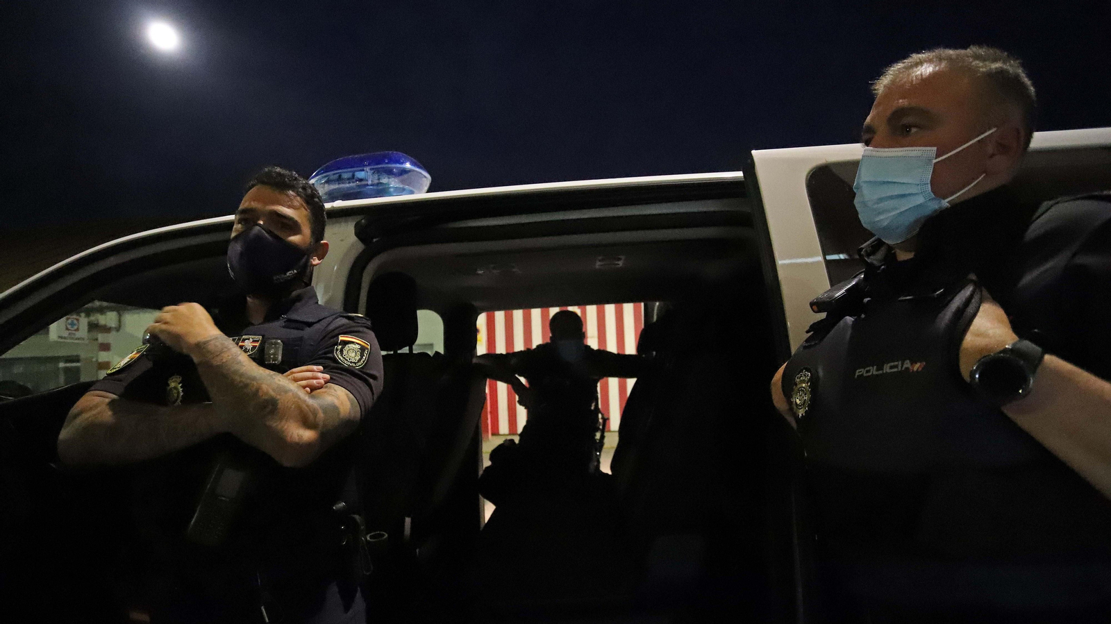 Fotos de una noche de patrulla con la Policía Nacional en La Línea