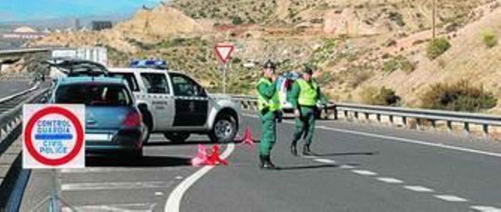 Agentes de la Guardia Civil durante un control de tráfico.