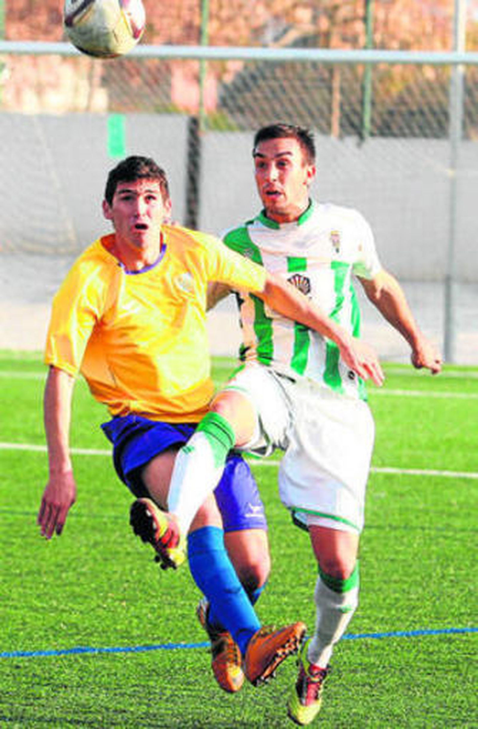 El blanquiverde Ismael pugna con un jugador del Conil.