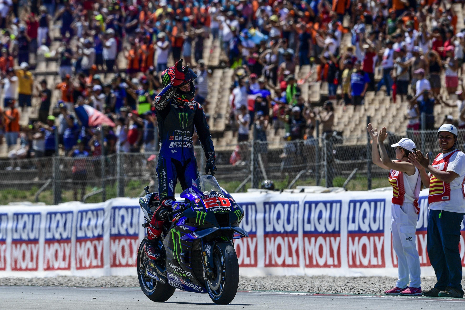 Quartararo celebra sobre su moto su gran triunfo en el GP de Cataluña.