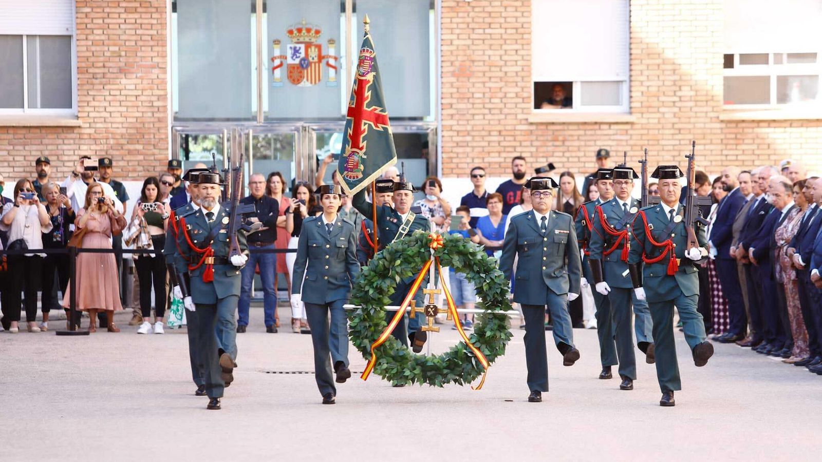 Ofrenda floral en memoria de los caídos.