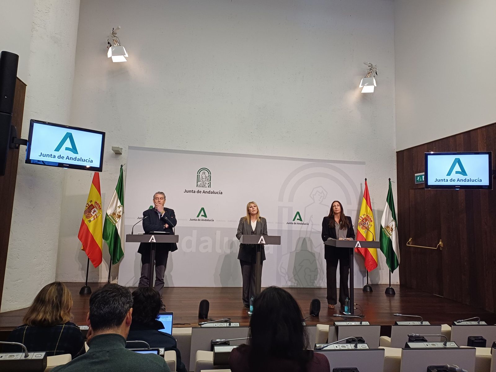 Antonio Sanz, Carolina España y Loles López dando cuenta de los acuerdos en el Consejo de Gobierno.