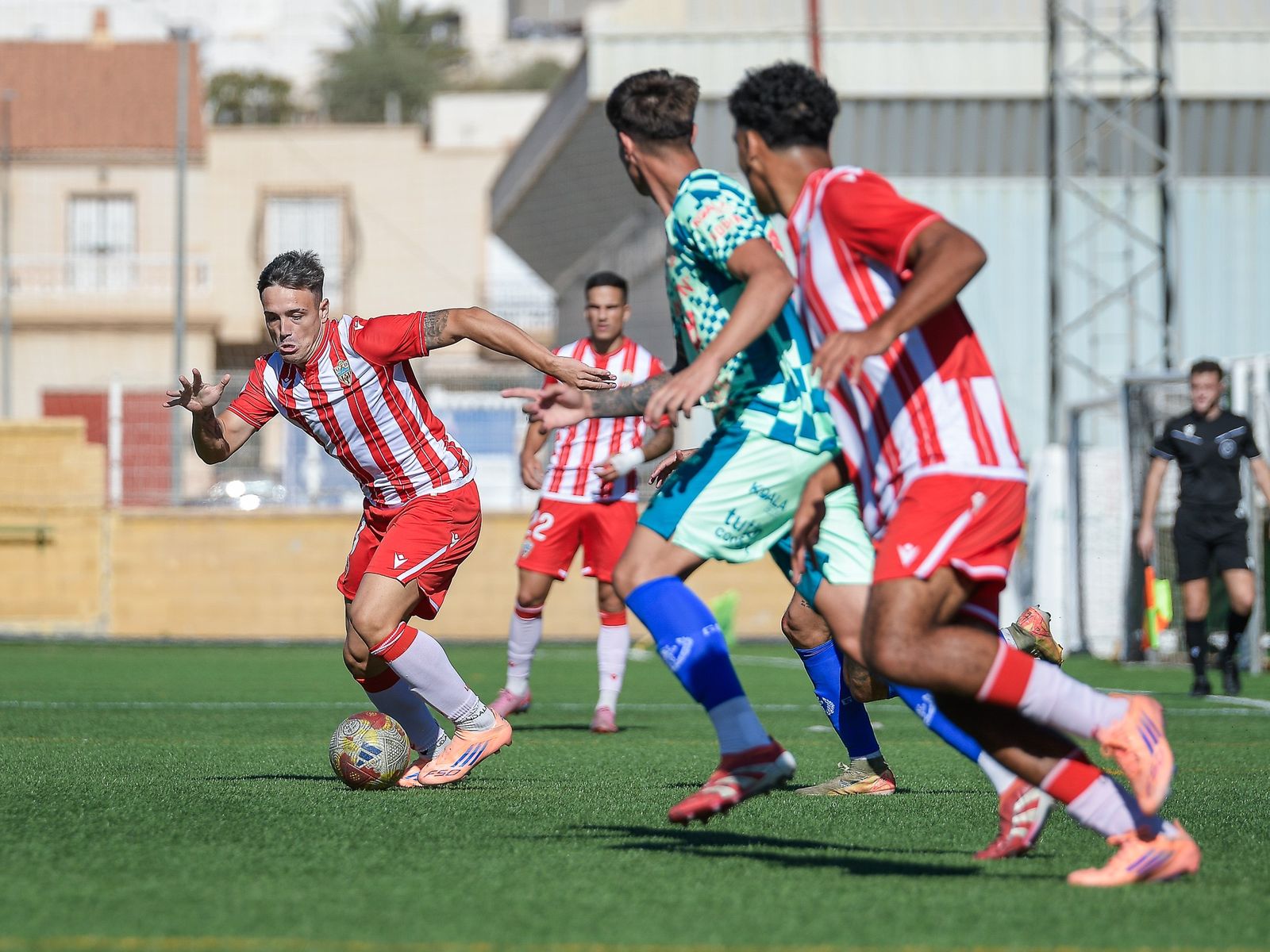 El lateral zurdo avanza con el balón en carrera durante un encuentro de la presente temporada con los rojiblancos.