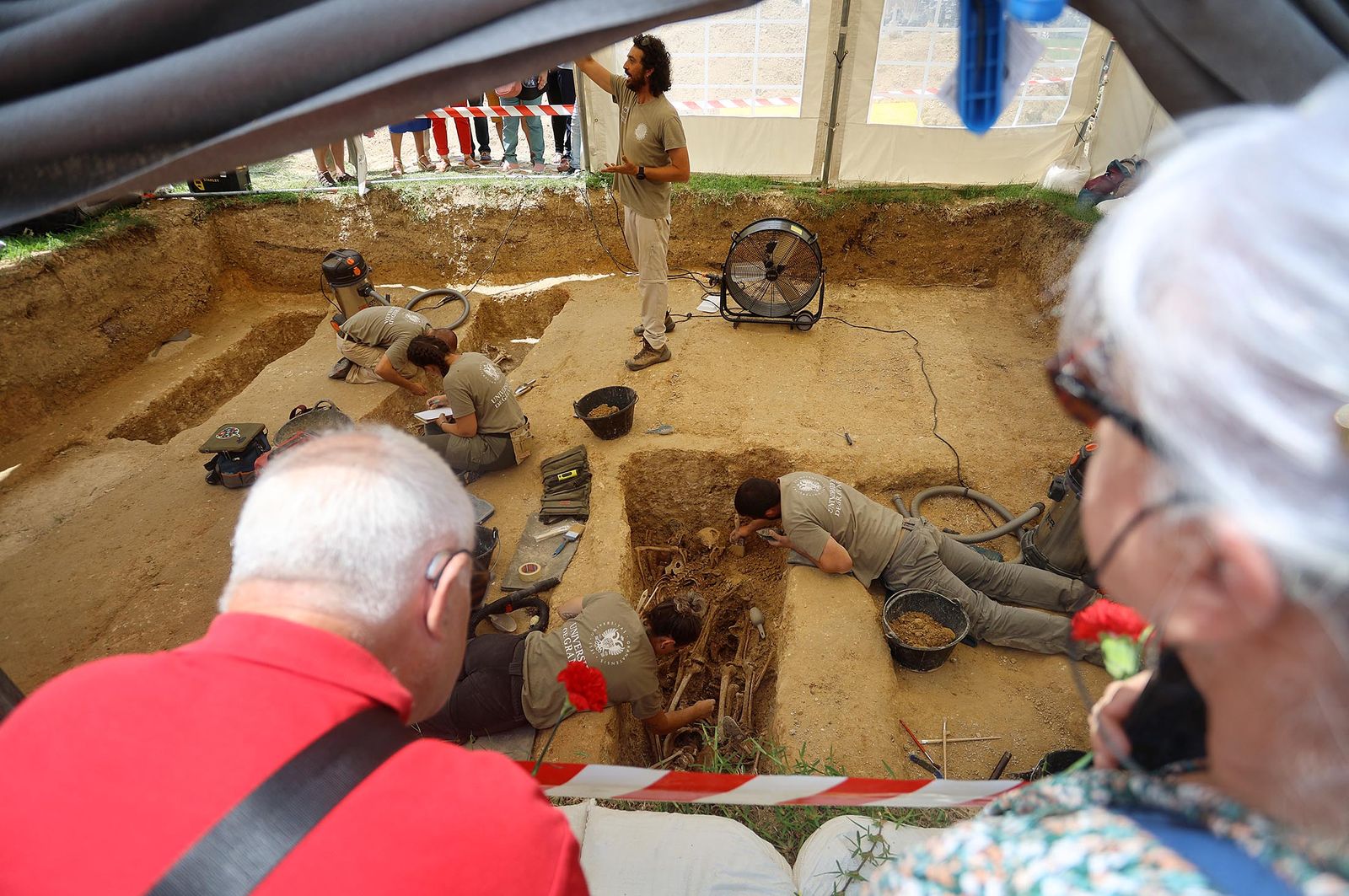 Imágenes de la visita a los trabajos de exhumación en las fosas comunes del Cementerio de La Soledad