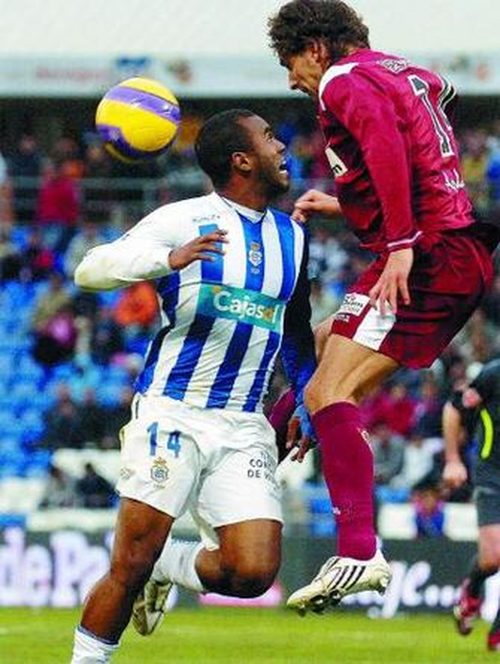 Sinama Pongolle y Escudé pugnan por el balón.