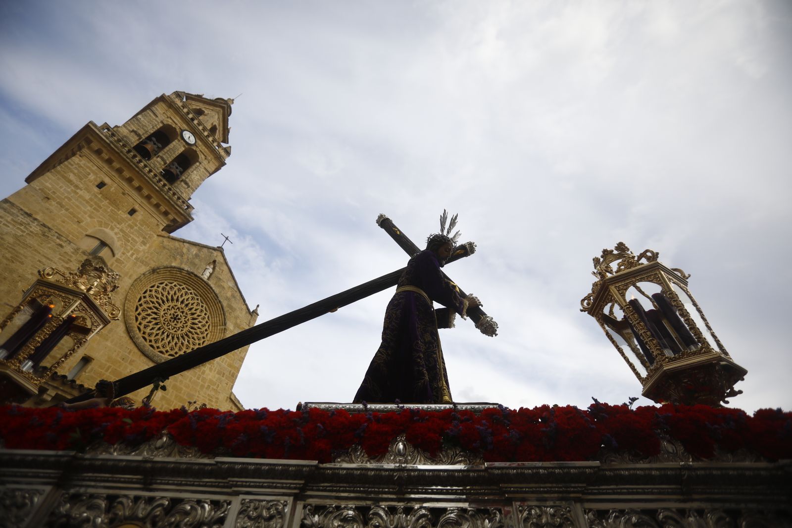 El vía crucis de las hermandades de Córdoba con el Señor del Calvario, en imágenes