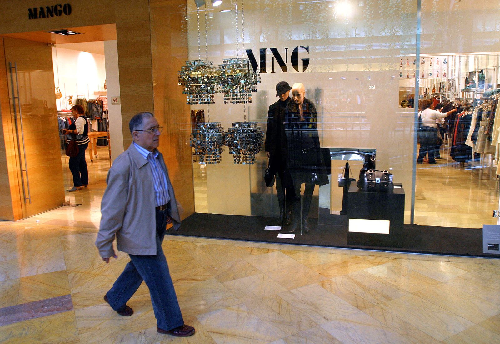 Escaparate de una tienda de Mango.