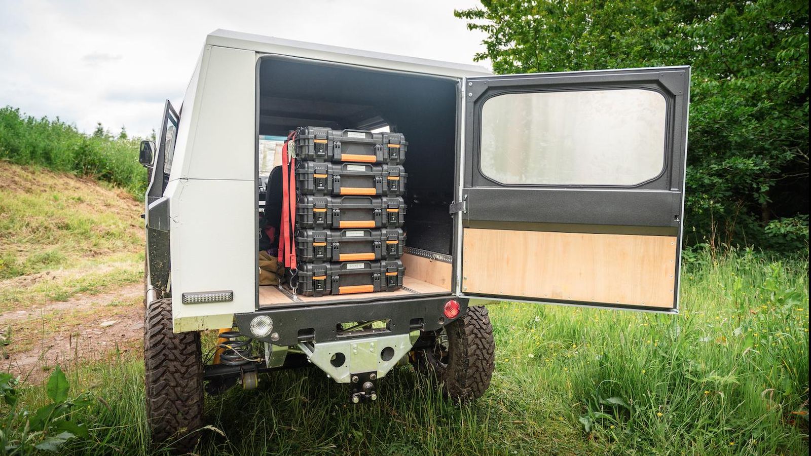 El maletero tiene una capacidad de 1.250 litros y puede introducirse en él un europalet.