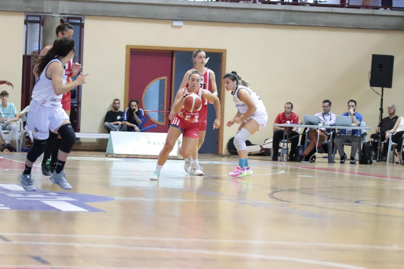 Macarena D'urso conduce el balón durante la final del play off de ascenso a Liga Femenina Challenge.