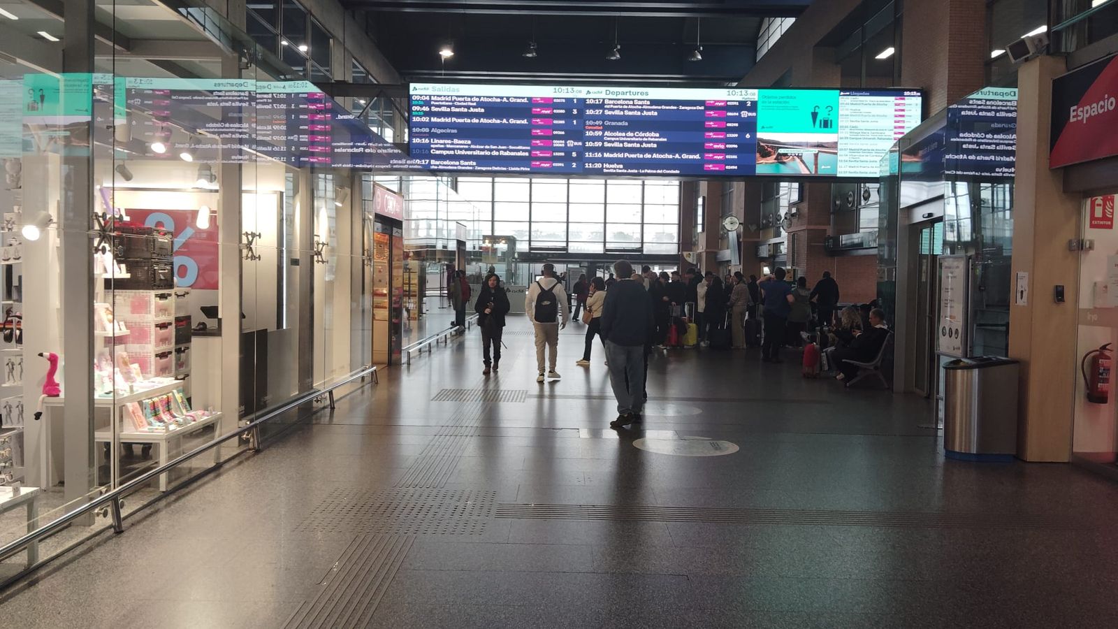 Viajeros en la estación de trenes de Córdoba.