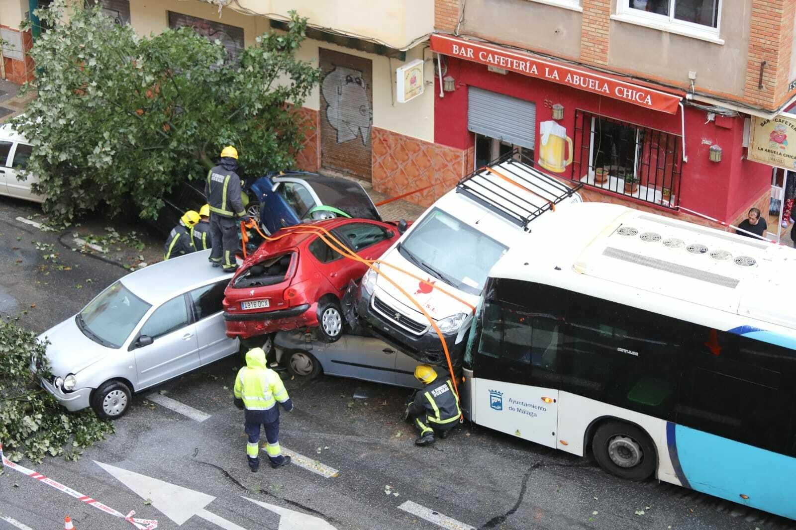Autobús de la EMT después de arrollar a varios coches en Héroe de Sostoa.