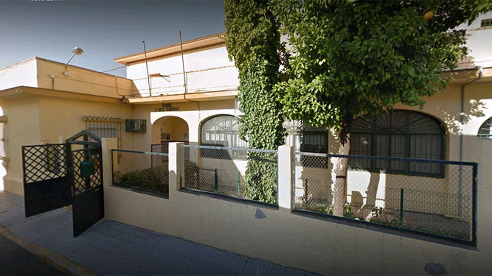 Acceso principal del CEIP San Pedro Crisólogo, en San Juan de Aznalfarache.