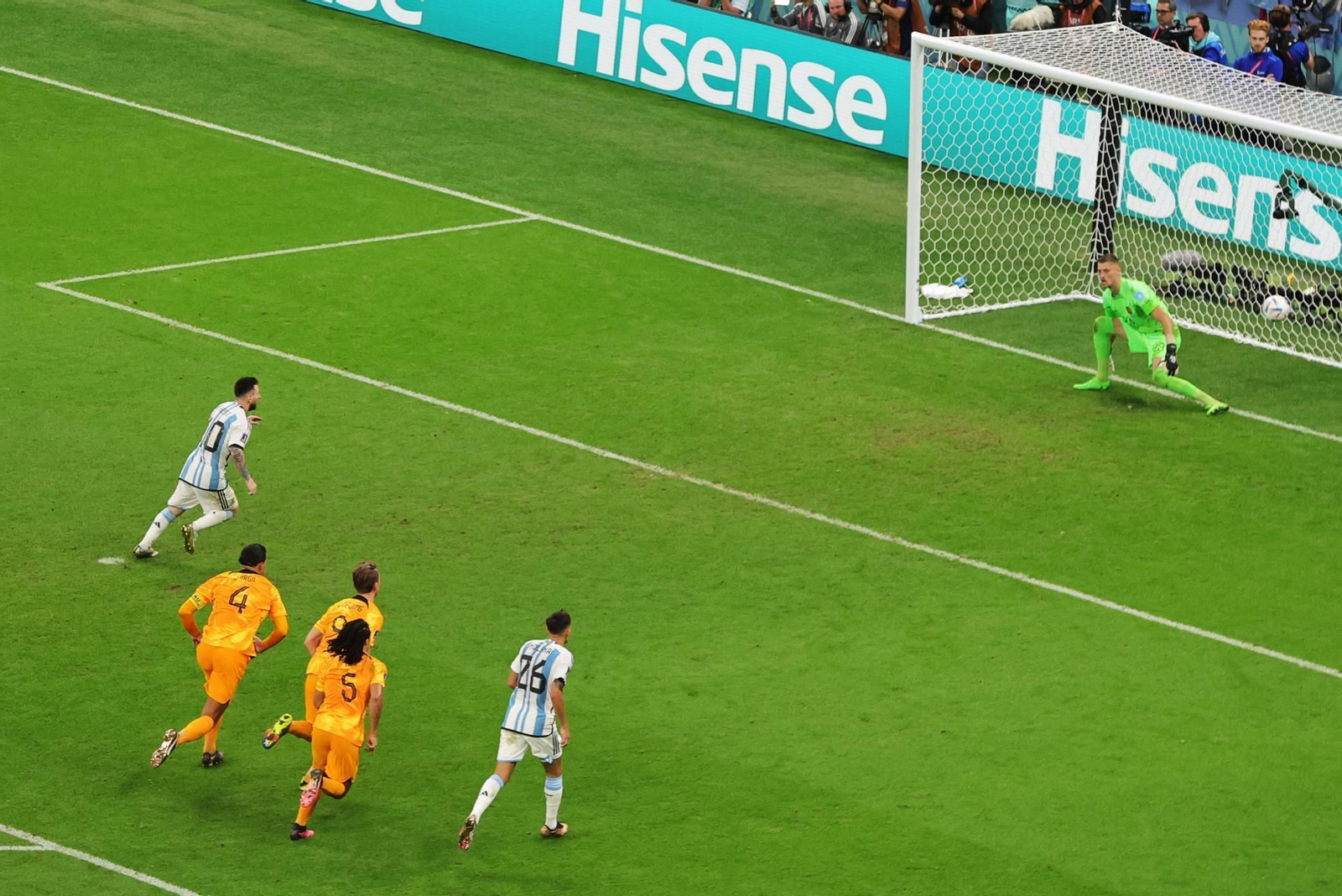 Messi transforma el penalti a Acuña que le dio a Argentina el 2-0.