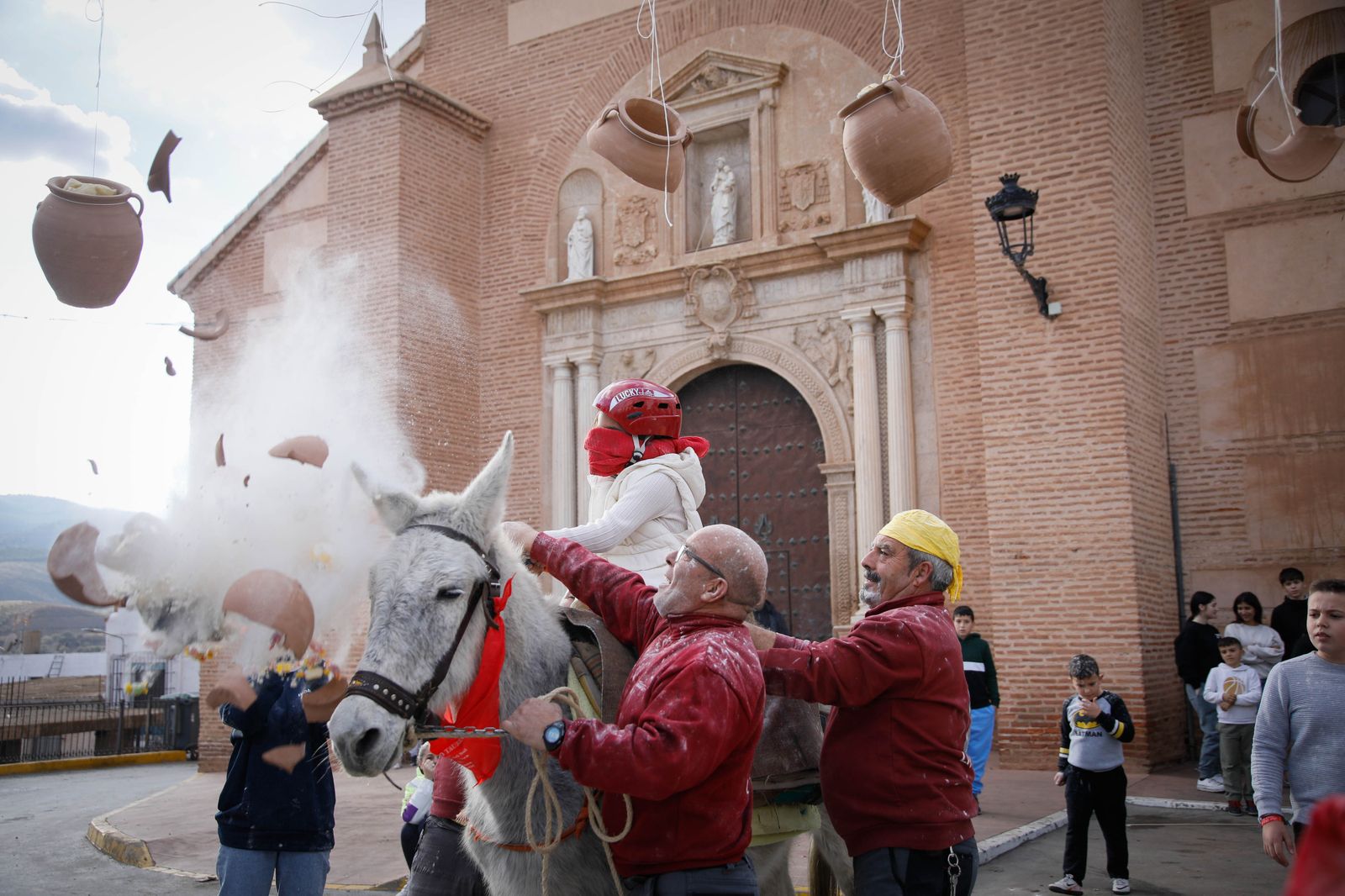 Las mejores imágenes del cierre de fiestas en Fiñana con "Las Ollas"