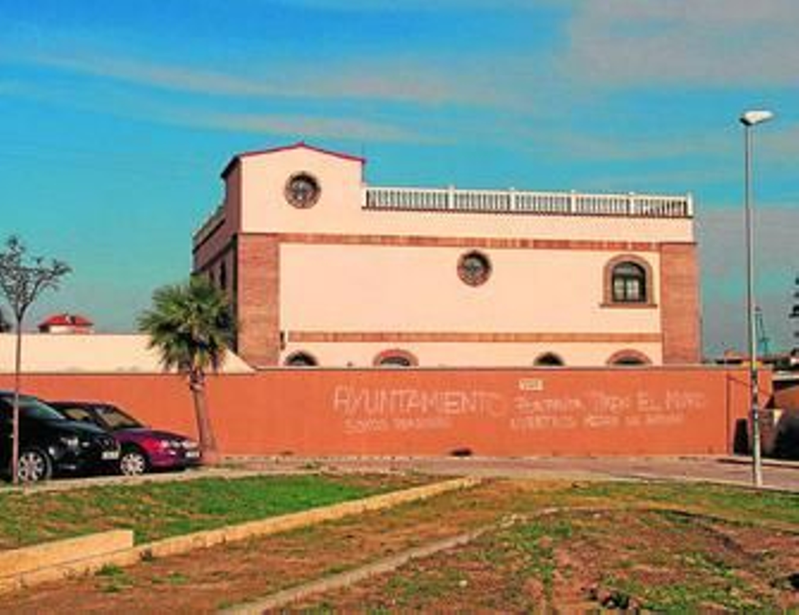 Imagen de la vivienda en la avenida Diputación y de las pintadas en el muro.