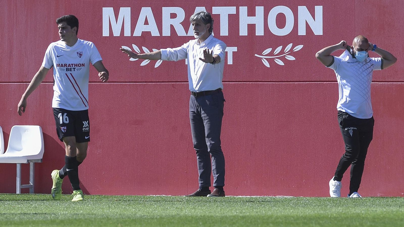Pablo Alfaro pide calma a sus jugadores en el tramo final del partido ante el Sevilla Atlético.