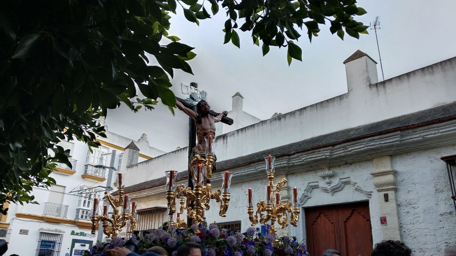 Las imágenes del Vía Crucis de Expiración en San Fernando