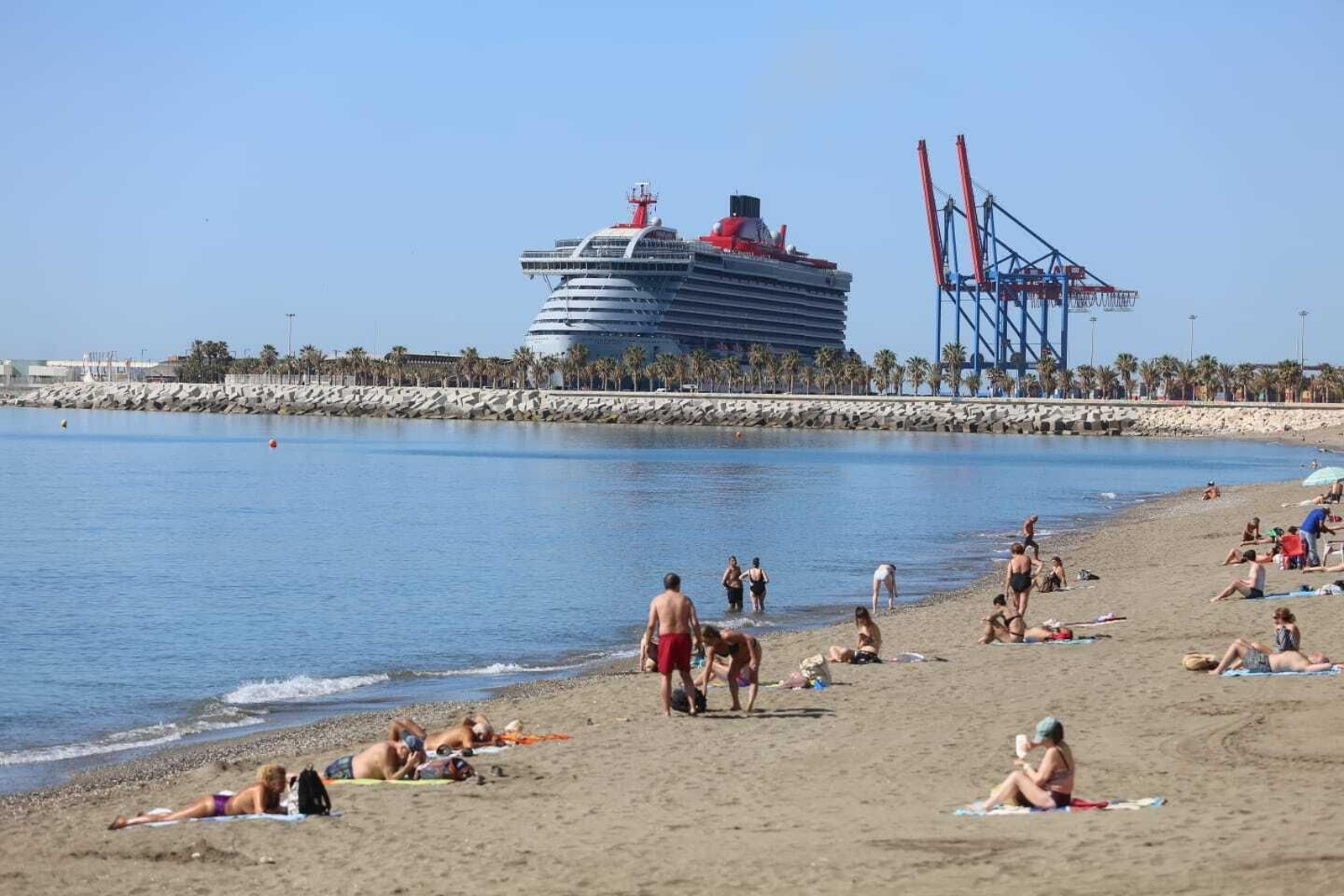 Personas tomando el sol en una playa de Málaga capital.