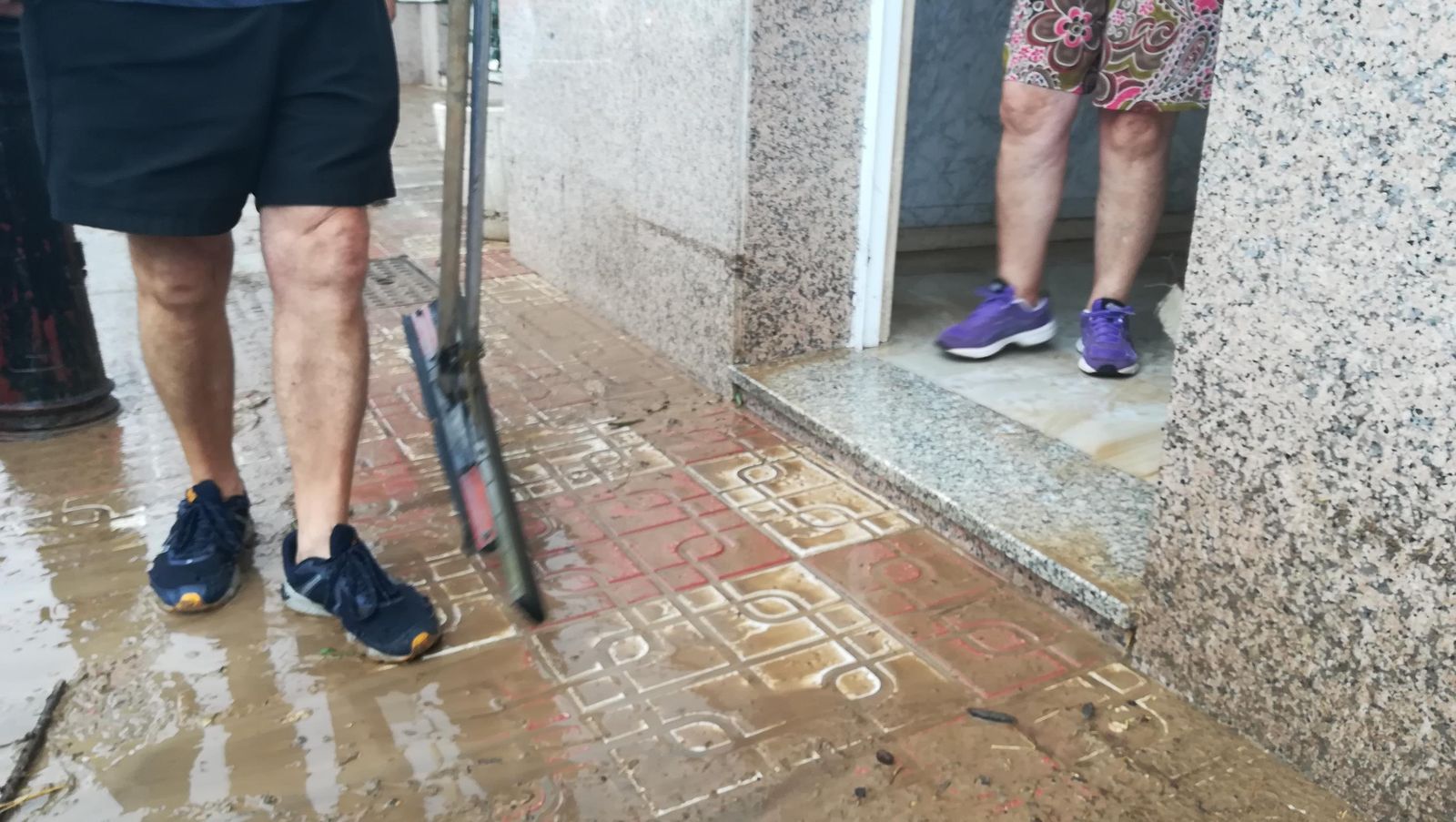 Una fuerte tormenta causa estragos en el Área Metropolitana en apenas dos horas