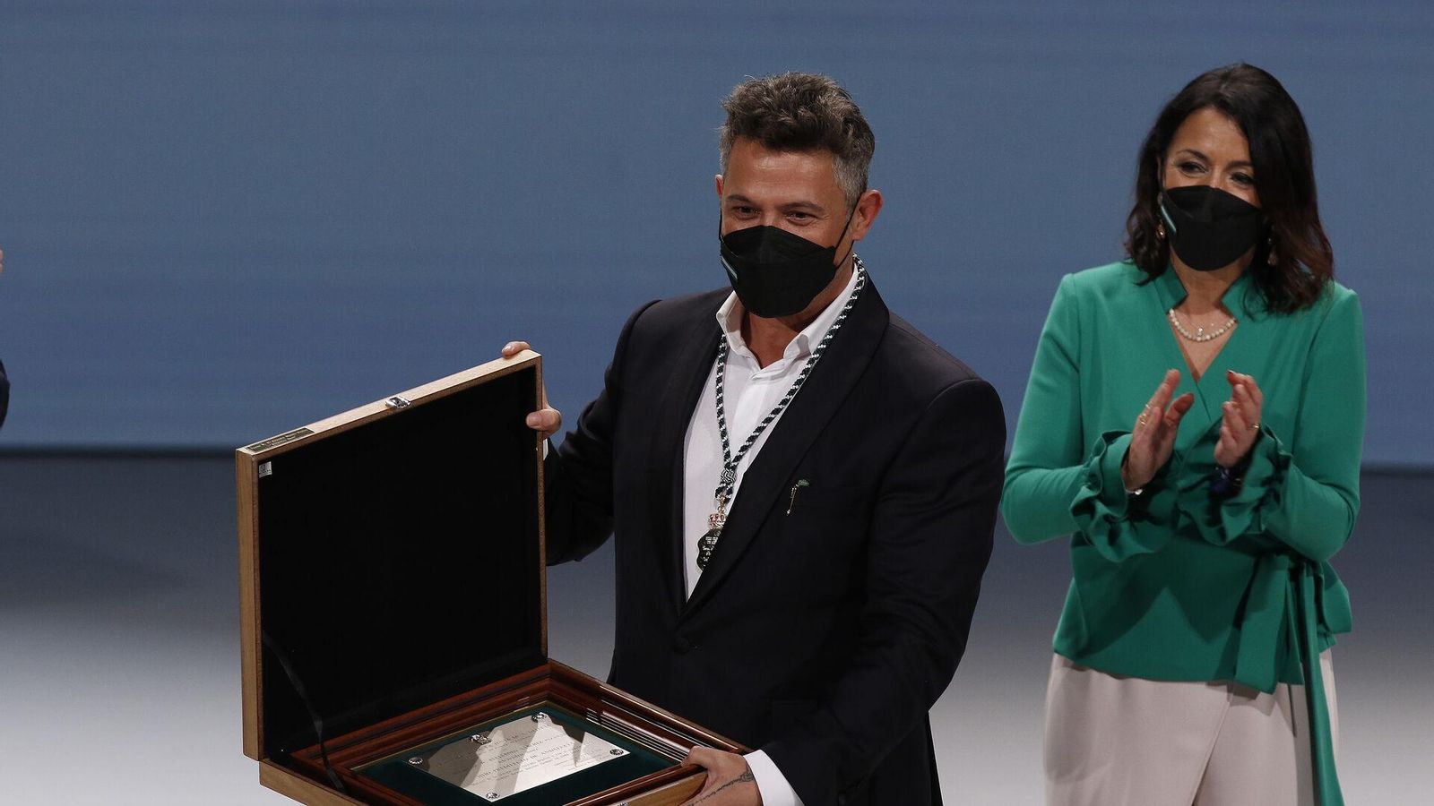 Alejandro Sanz recibe la medalla de Andalucía.