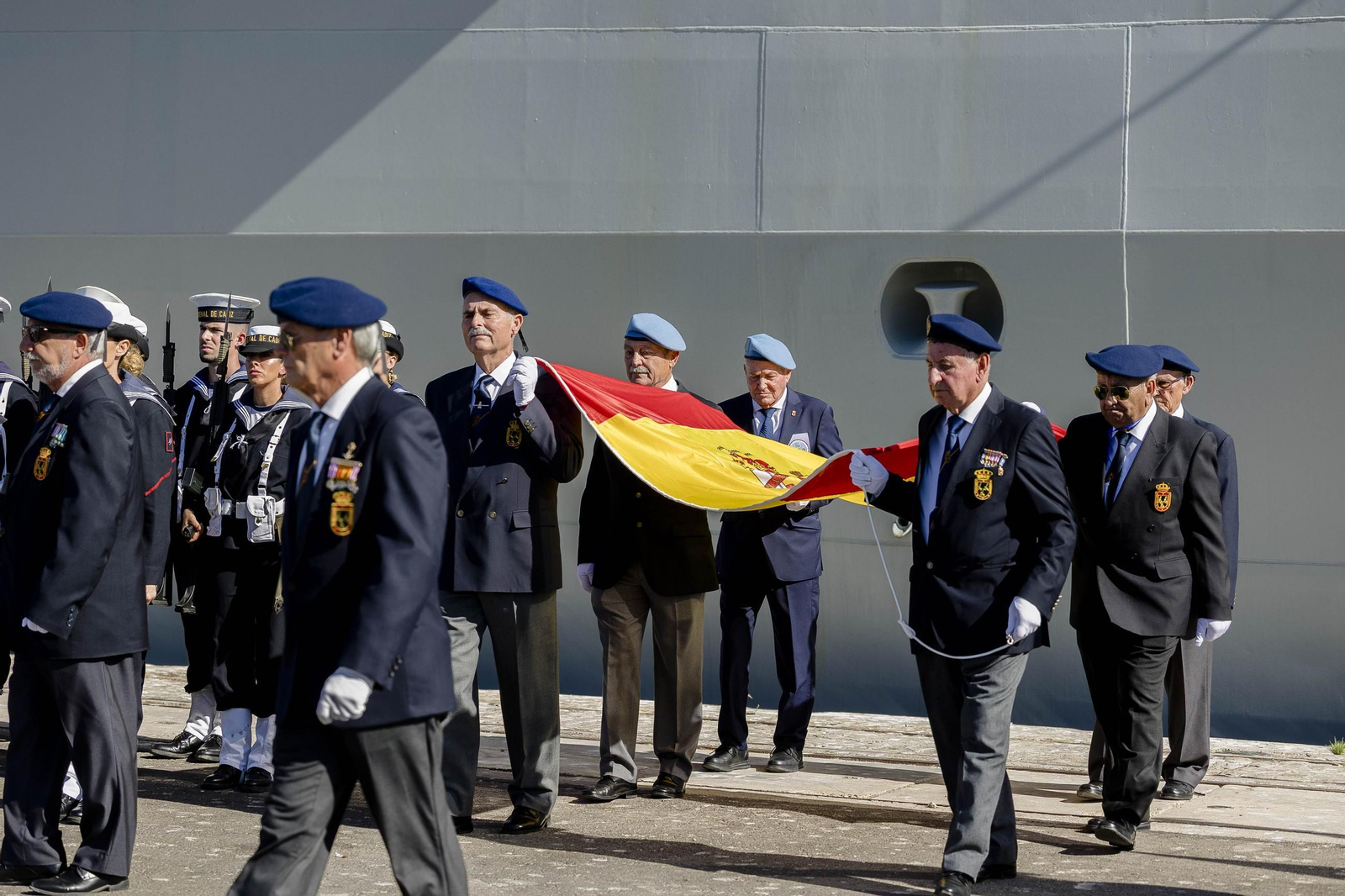 Las imágenes del día del veterano de las Fuerzas Armadas y Guardia Civil en Cádiz.