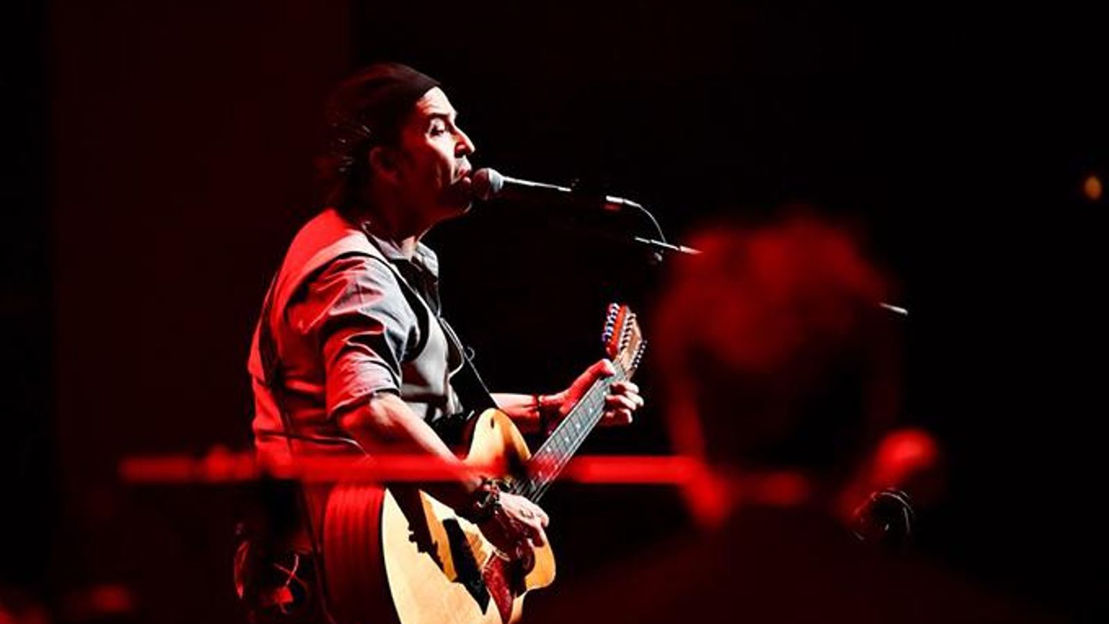 Urquijo, durante un directo de Los Secretos.