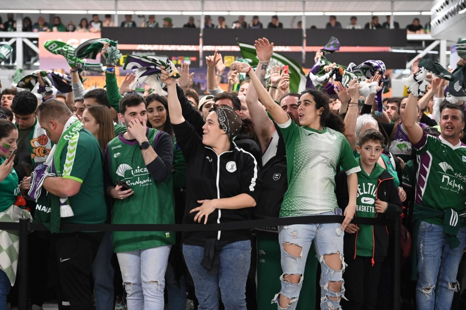 Júbilo en la llegada del Unicaja al aeropuerto