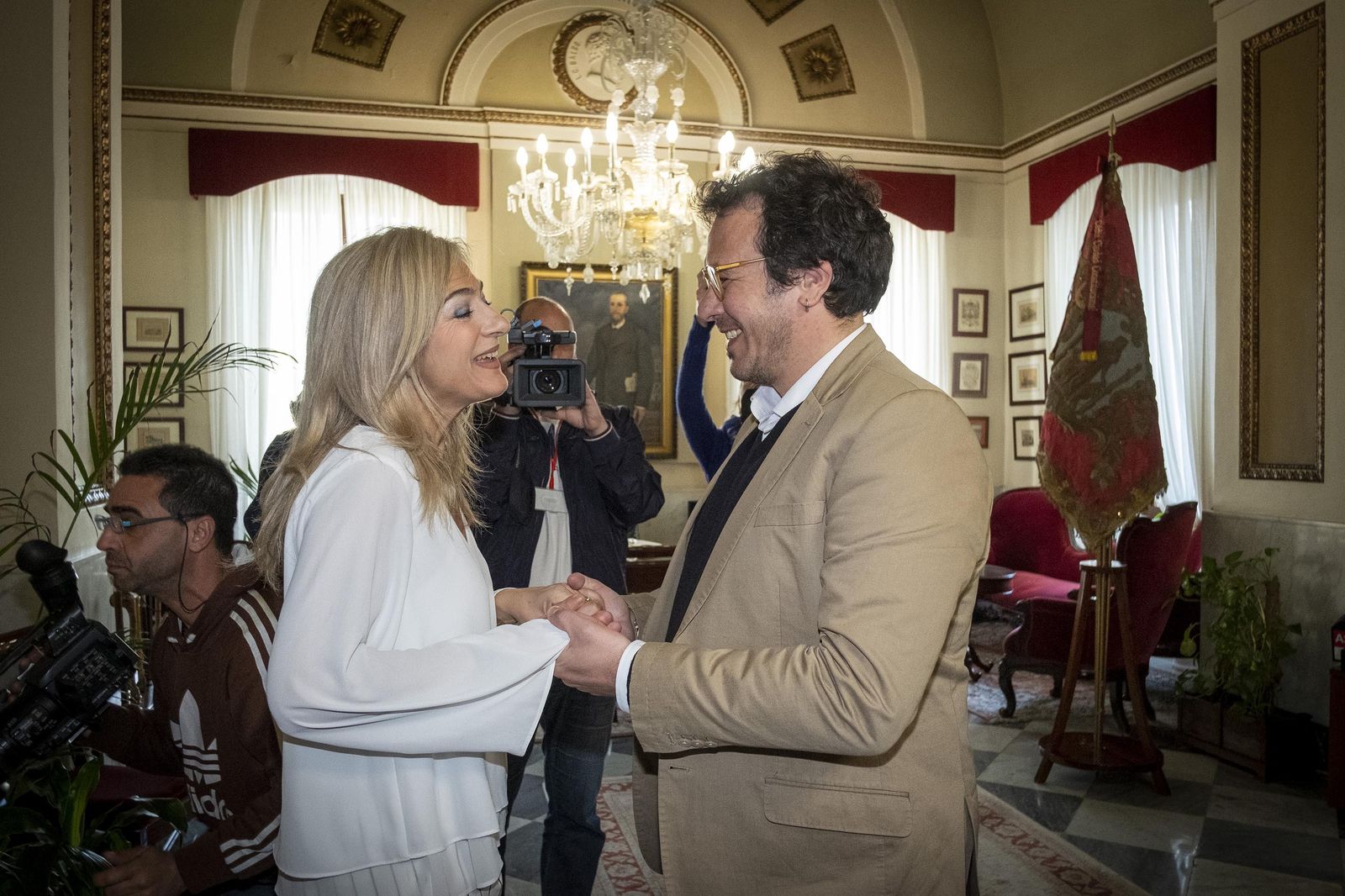 Patricia del Pozo saluda este martes en Cádiz al alcalde de Cádiz