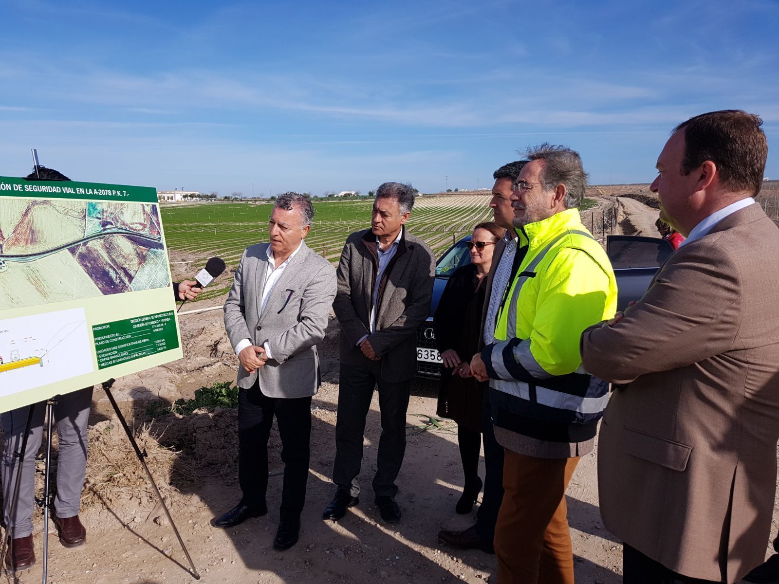 El consejero de Fomento, ayer durante su visita a uno de los tramos de la A-2078 que serán reformados.