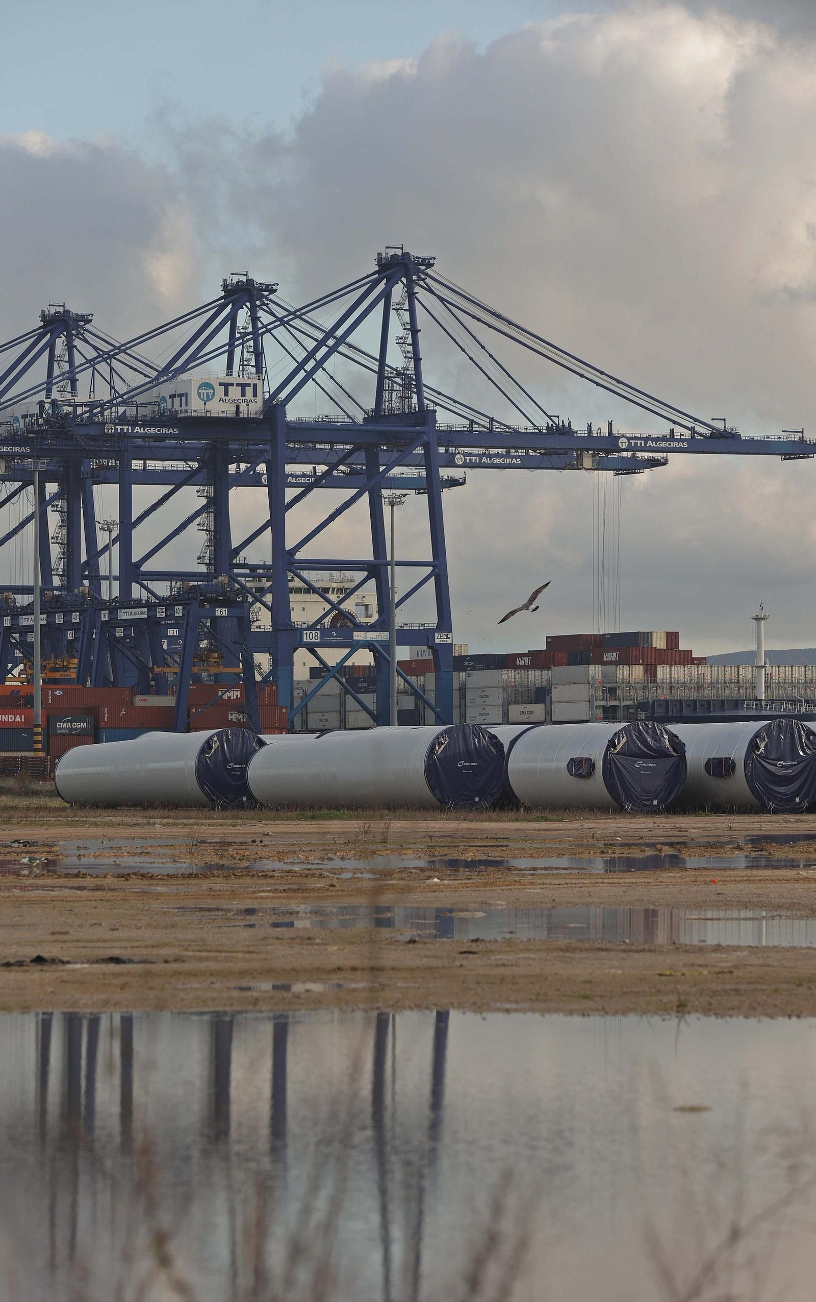 Los aerogeneradores descargados en el muelle de Isla Verde Exterior del Puerto de Algeciras, en imágenes