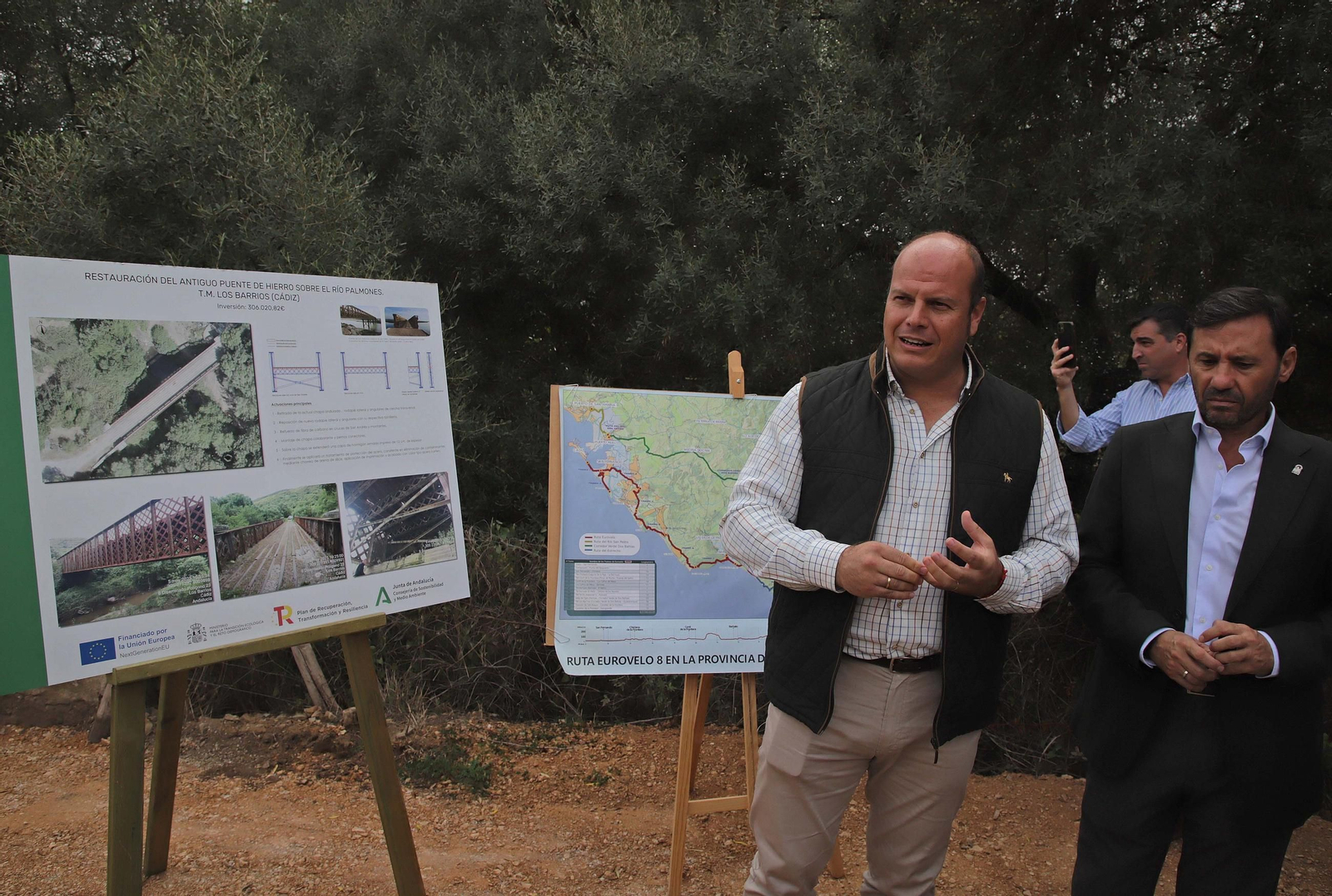 Fotos de la visita del Puente de Hierro del río Palmones tras la finalización de las obras de rehabilitación realizadas por la Junta de Andalucía en Los Barrios