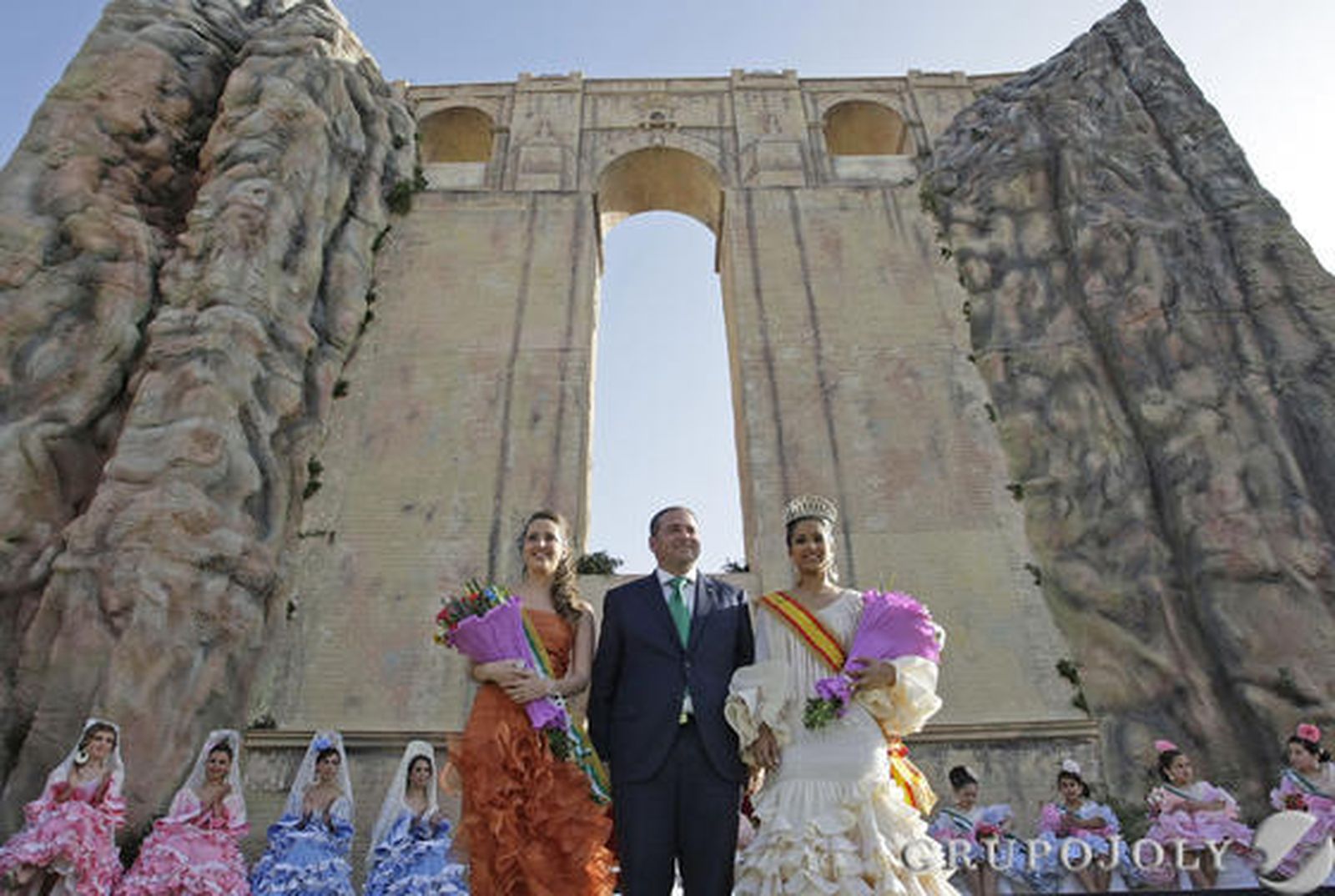 Cristina Barcia y Estefanía del Río, reinas infantil y juvenil respectivamente, fueron coronadas en un imponente escenario que recreaba el Tajo de Ronda.

Foto: Erasmo Fenoy