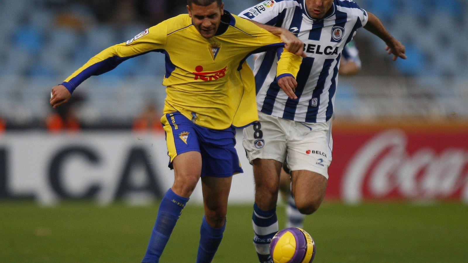 Gaizka Garitano pugna con Enrique en un encuentro contra el Cádiz en Anoeta Gaizka Garitano pugna con Enrique en un encuentro contra el Cádiz en Anoeta