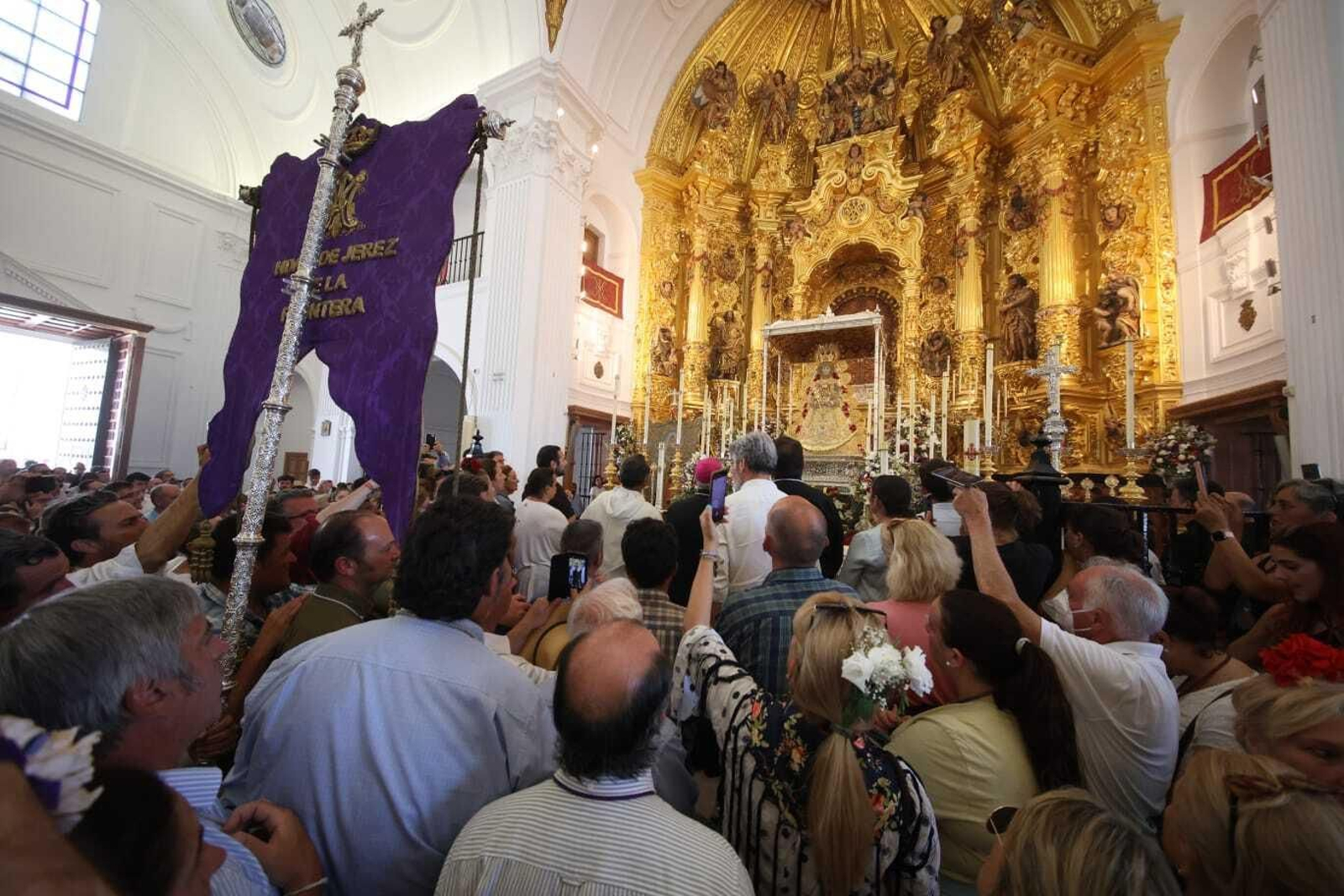 El Simpecado de Jerez a los pies de la Virgen del Rocío