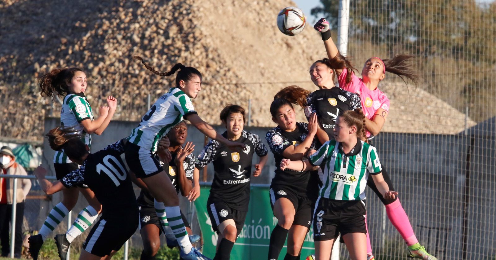 Las jugadoras del Córdoba Femenino intentan rematar un córner en el área del Cacereño.