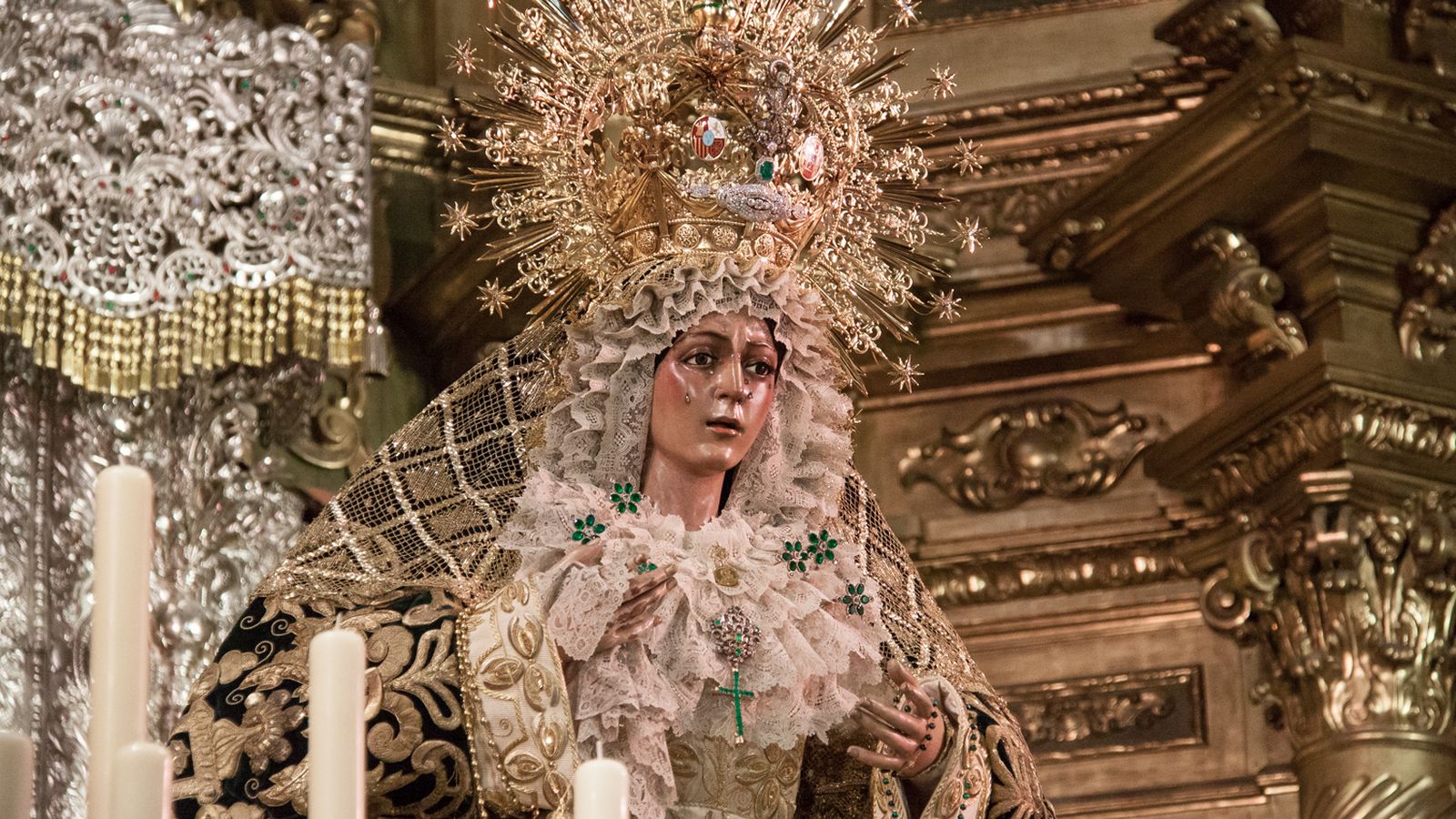 La Esperanza Macarena en su altar para el septenario
