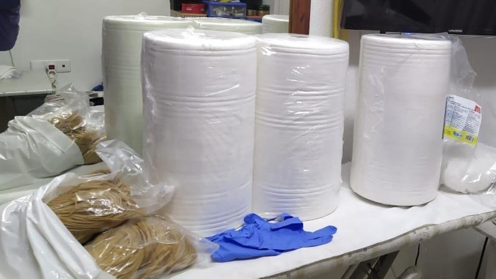 Material para la fabricación de mascarillas que ha sido aportado por varias empresas a la red de costureras de Almería