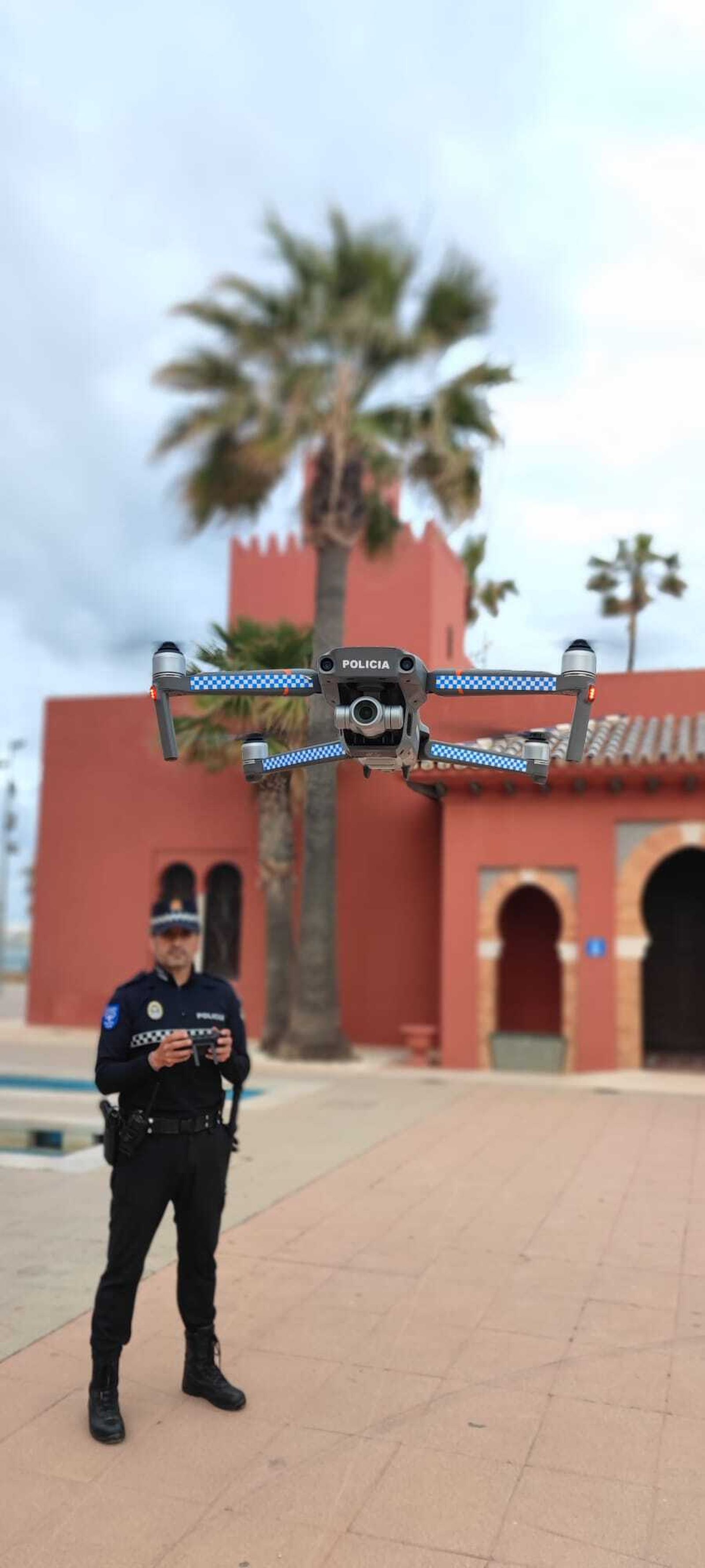 El dron que lleva una cámara zoom incorporada  en pleno vuelo.