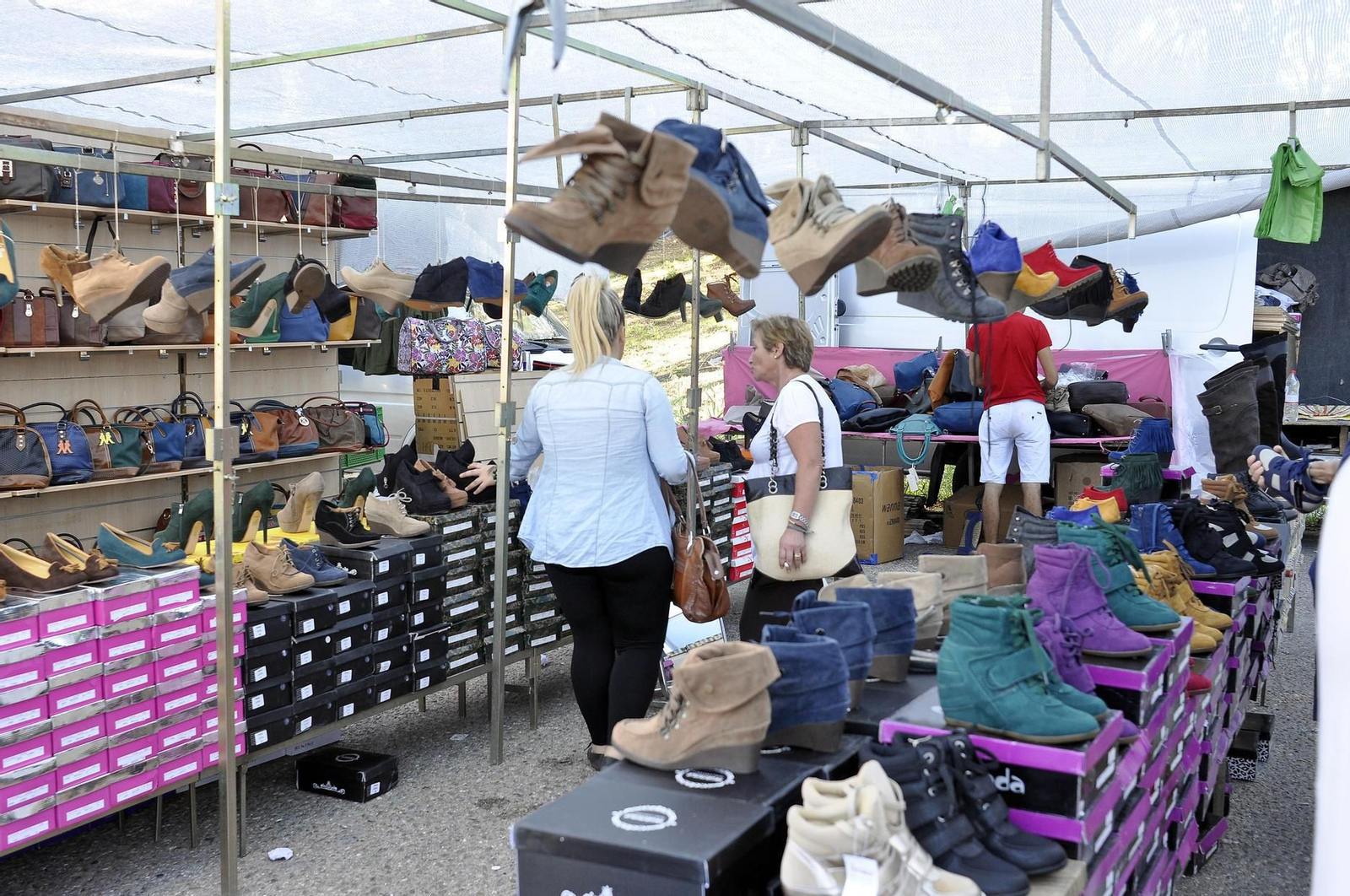 Puesto de calzado y bolsos en el mercadillo del Charco de la Pava.