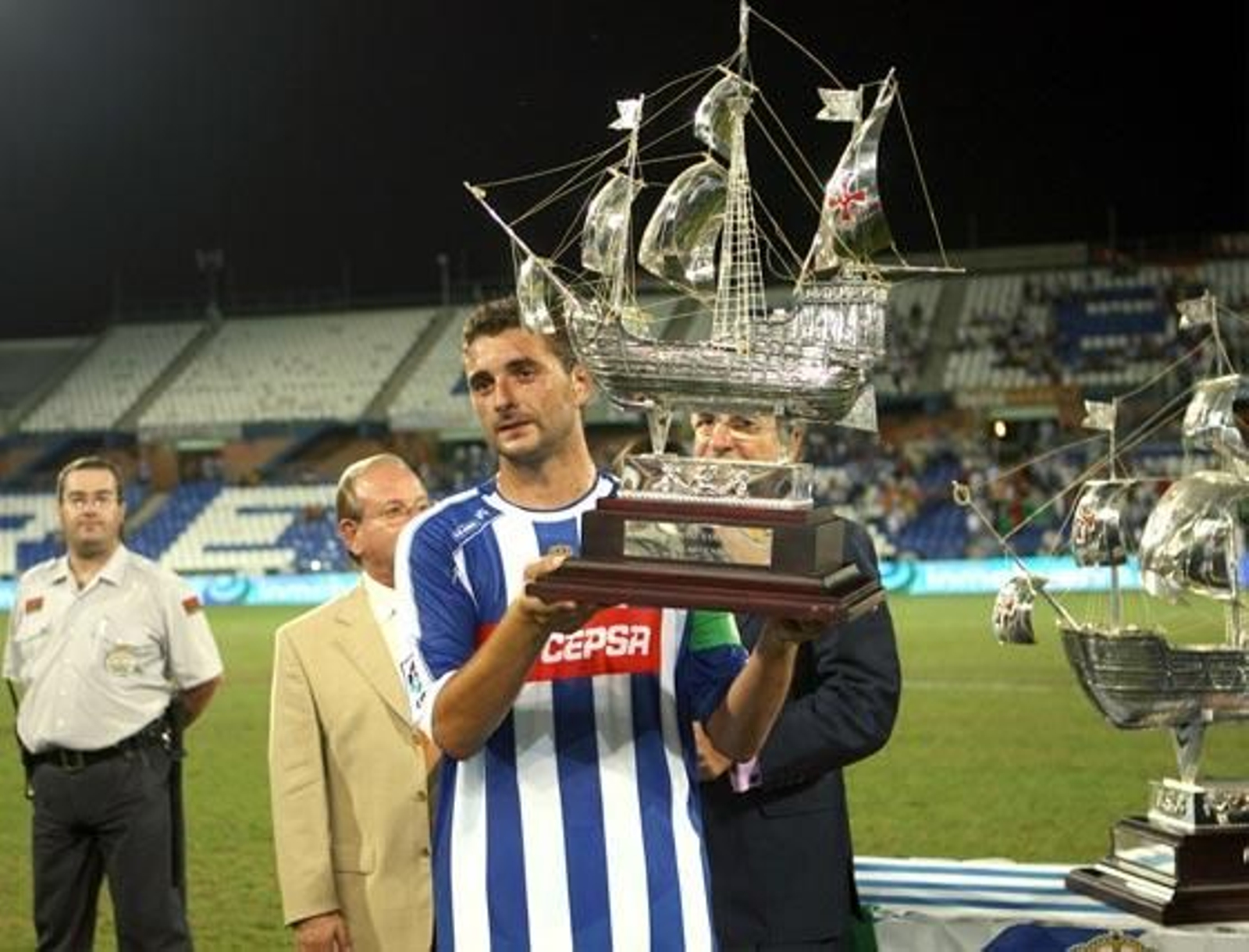 El Recre es otro de los clubes de la vida de Emilio Viqueira, donde permaneció durante cinco temporadas consecutivas y llegó a ser subcampeón de Copa. En la imagen, levanta el Trofeo Colombino