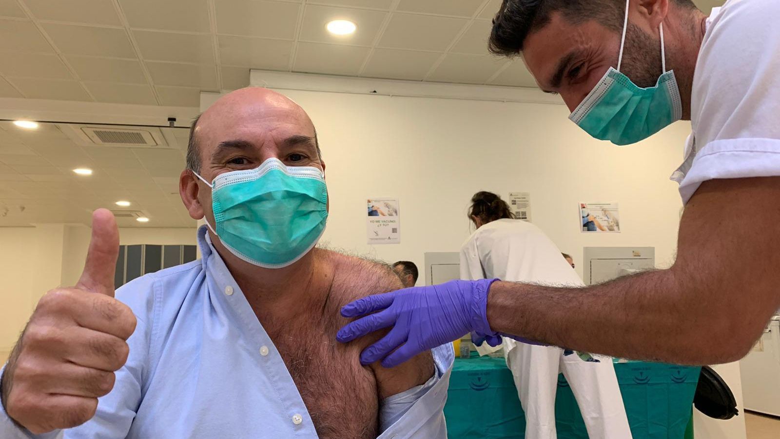 El neumólogo del Hospital Clínico José Luis Velasco recibe la vacuna.
