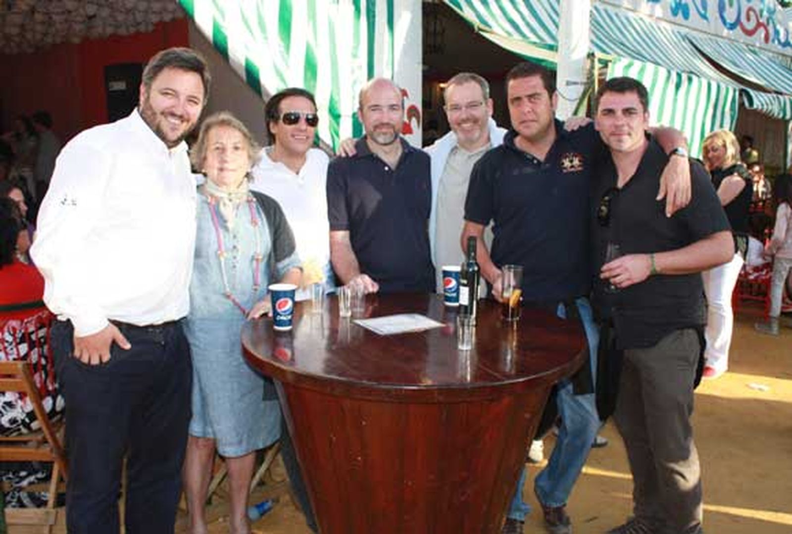 Raimundo García Figueras con Fuencisla Mendoza y un grupo de amigos de Zaragoza en la caseta Amigos de Diario

Foto: Fito Carreto