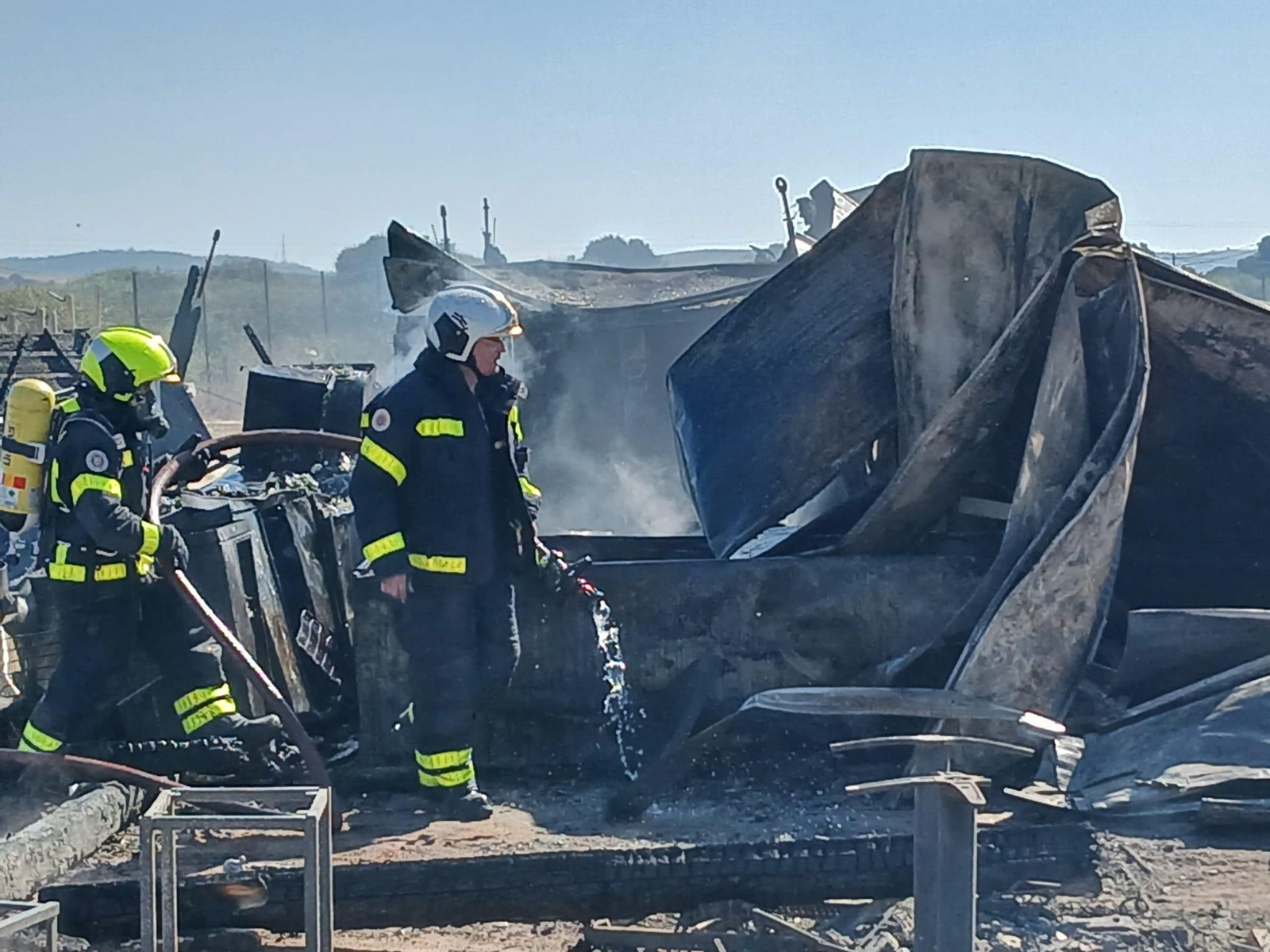 Las imágenes del incendio del chiringuito El Arenal de El Palmar