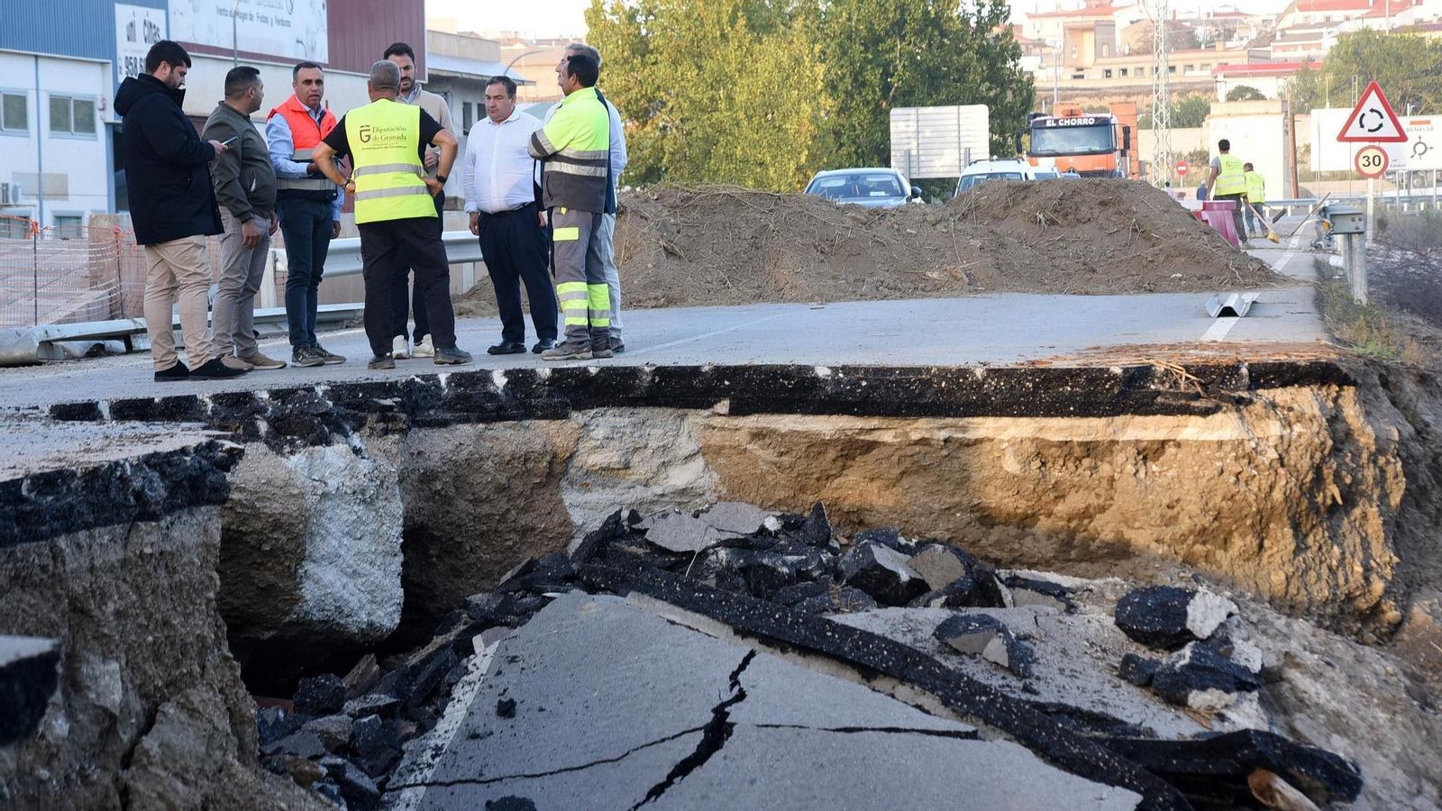 Visita del presidente al puente de Purullena acompañado de los alcaldes de Benalúa y Purullena, y los diputados de Obras y Emergencias