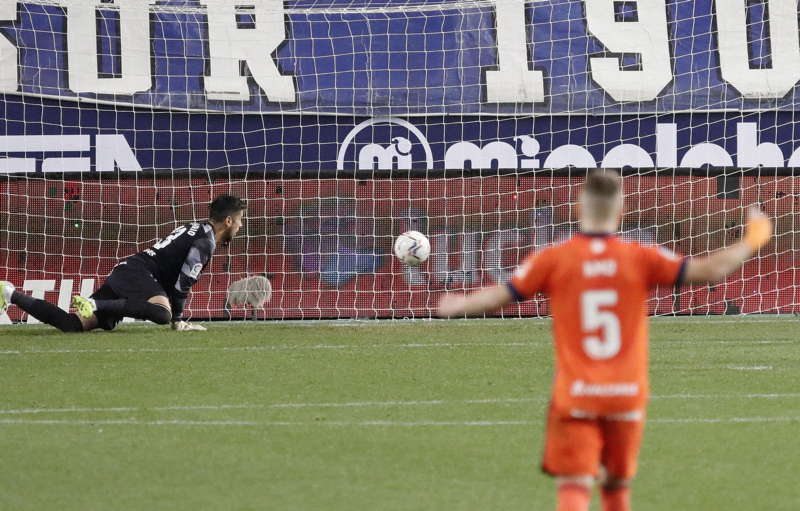 Dani Barrio ve entrar el balón en su portería.