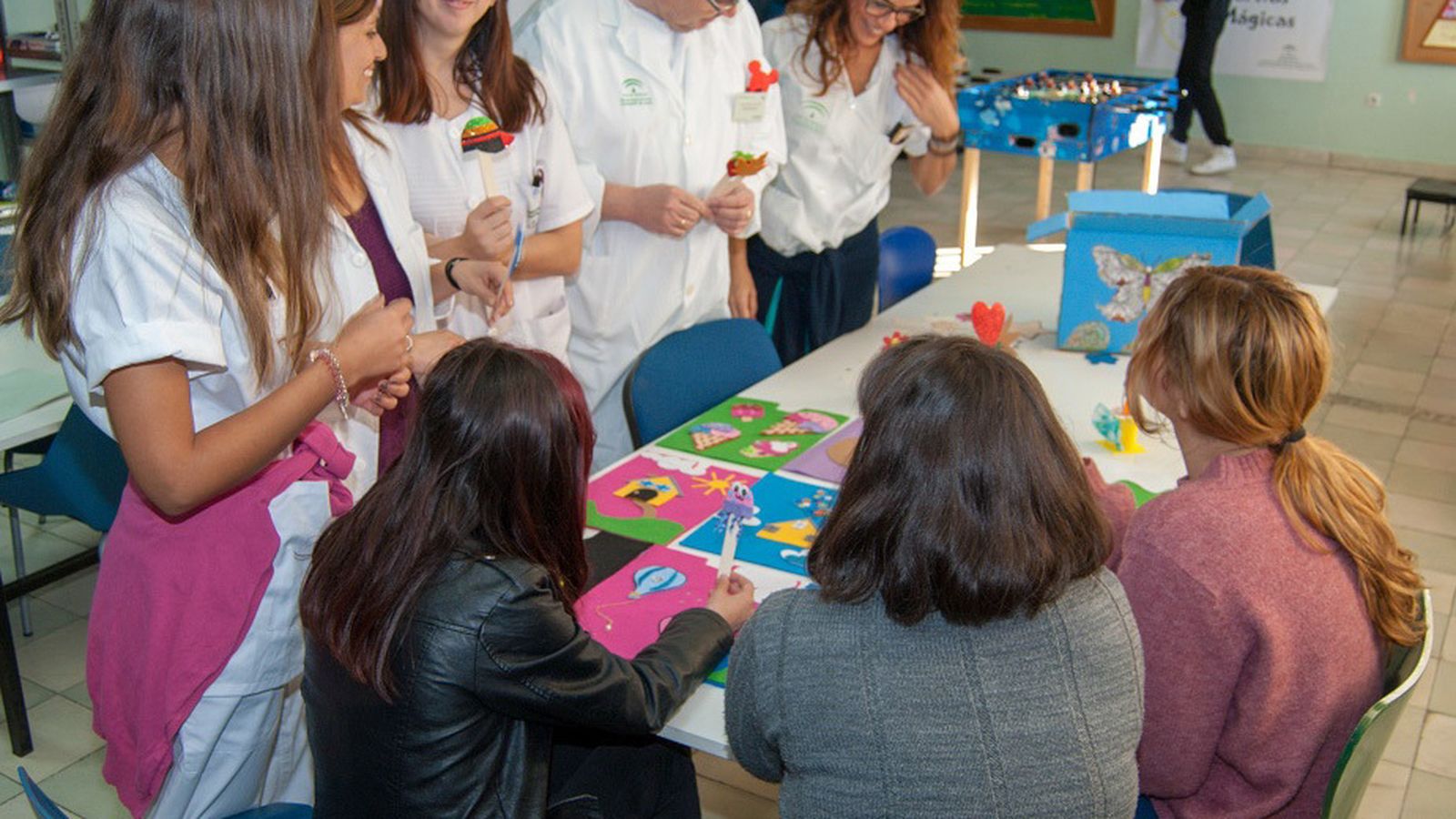 Personal sanitario con usuarios del hospital en el Taller de Varitas.